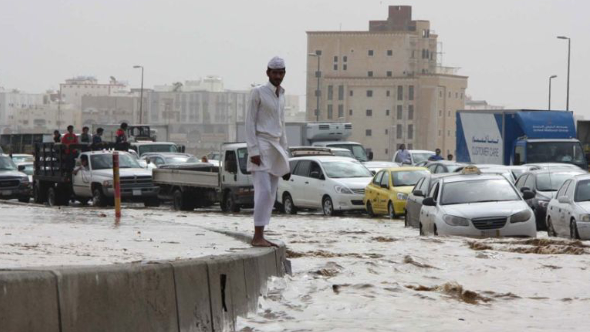 মরু আবহাওয়ার দেশ সৌদি আরবের বেশিরভাগ অঞ্চলে ঝড়ো হা...